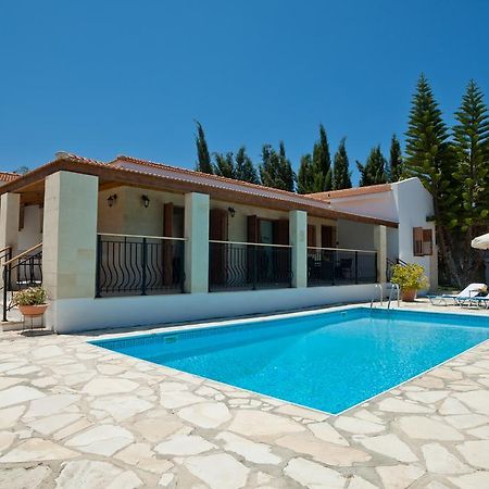 Amalia Villa Polis Bagian luar foto