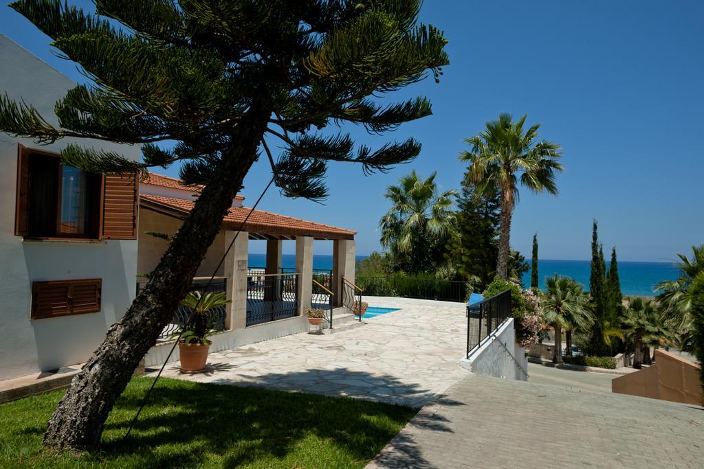 Amalia Villa Polis Bagian luar foto