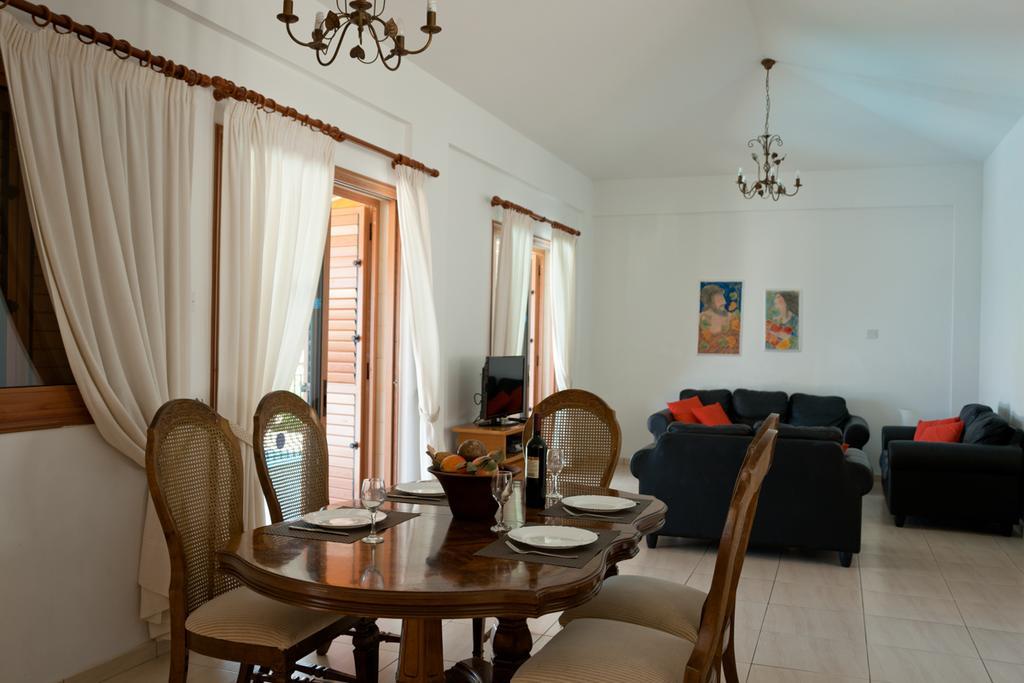 Amalia Villa Polis Bagian luar foto