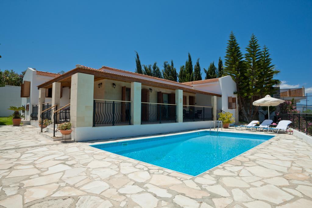 Amalia Villa Polis Bagian luar foto