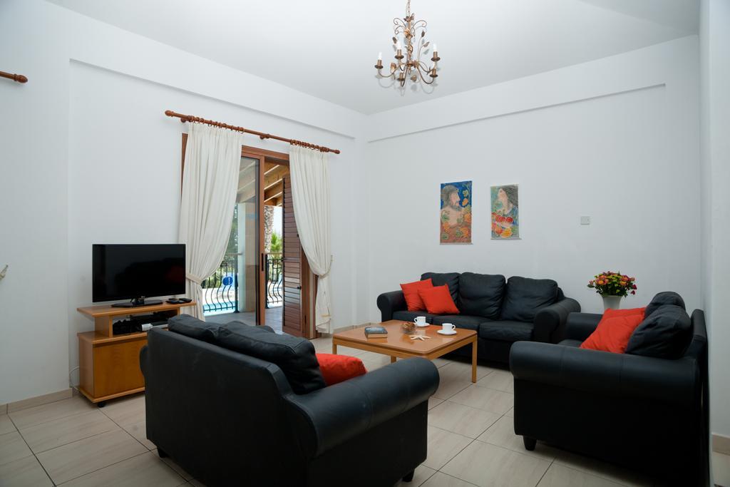 Amalia Villa Polis Bagian luar foto