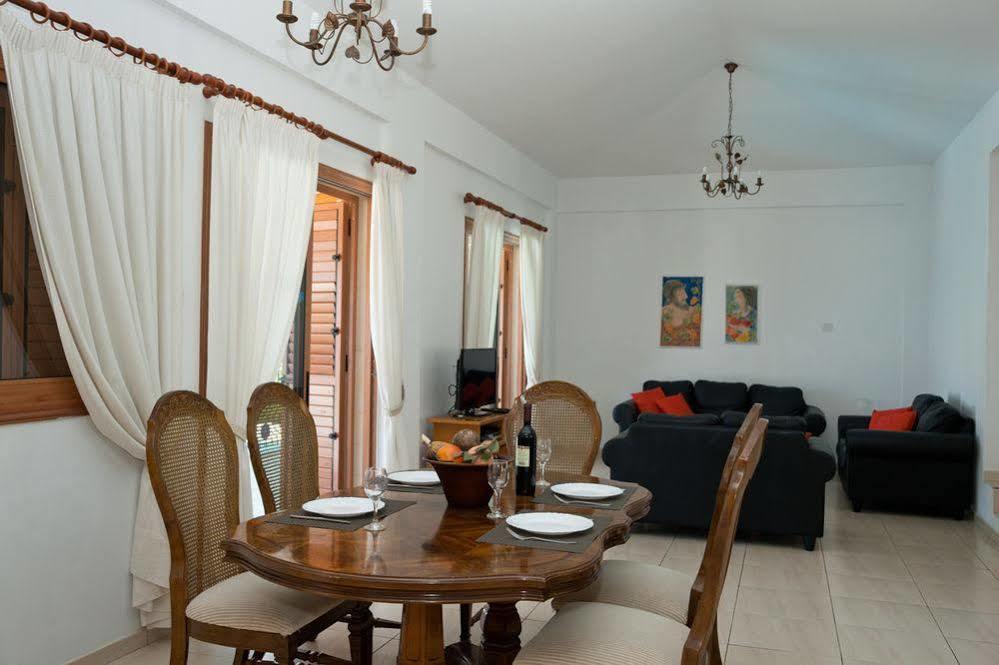 Amalia Villa Polis Bagian luar foto