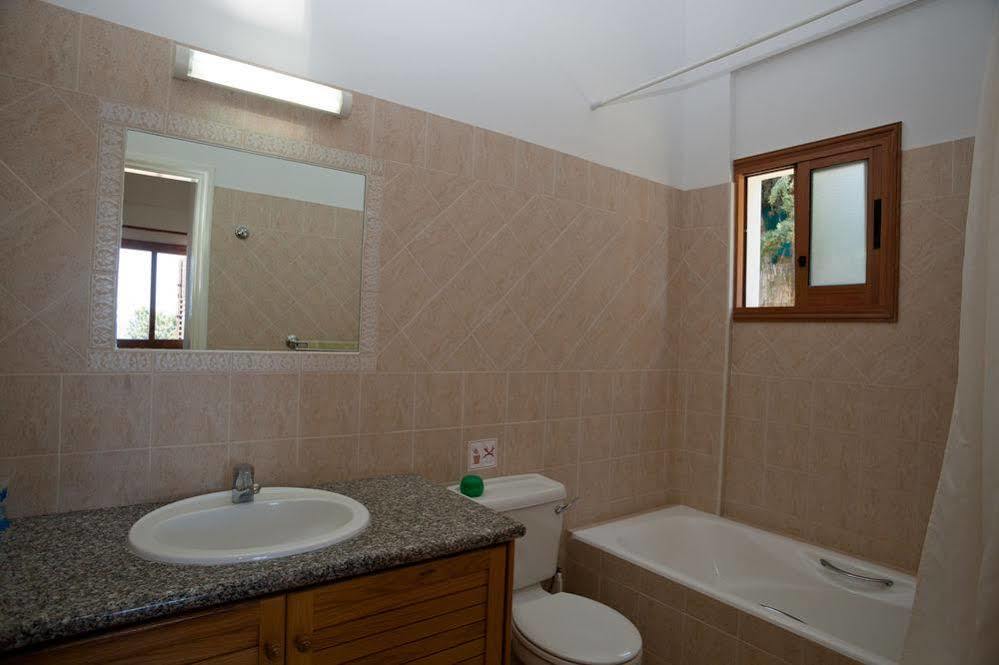 Amalia Villa Polis Bagian luar foto